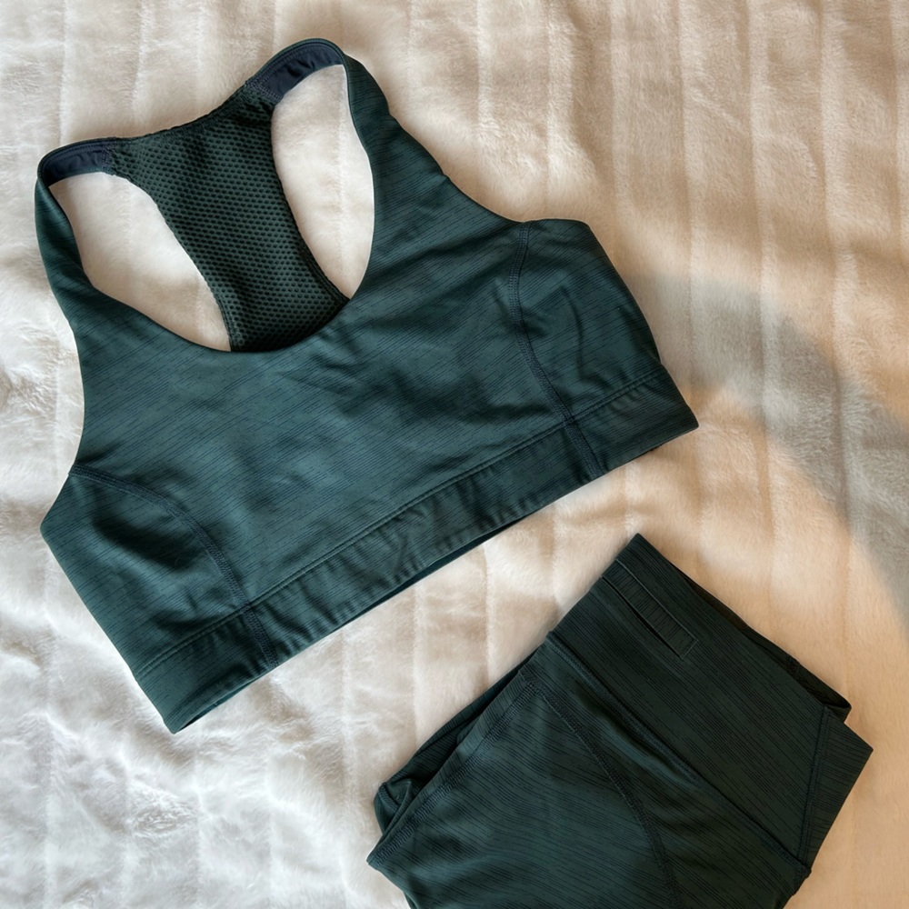 Outdoor Voices, Evergreen 7/8 length leggings and Doing Things Bra.